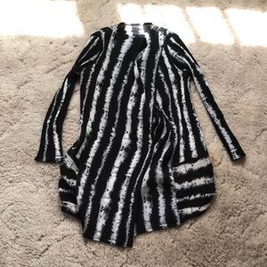 Women’s long sleeve black and white blouse